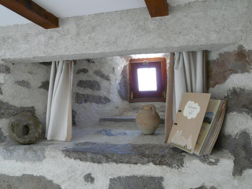 Chambre D'Hotes Grange De La Bastide Laveissiere Ruang foto